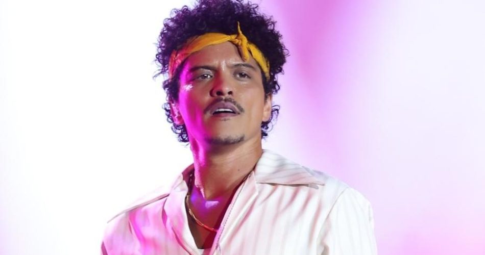 Xororó elogia “Evidências” no show do Bruno Mars